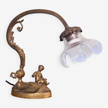 Lampe en bronze doré avec chérubin et bobèche en verre opalescent