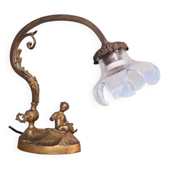 Lampe en bronze doré avec chérubin et bobèche en verre opalescent