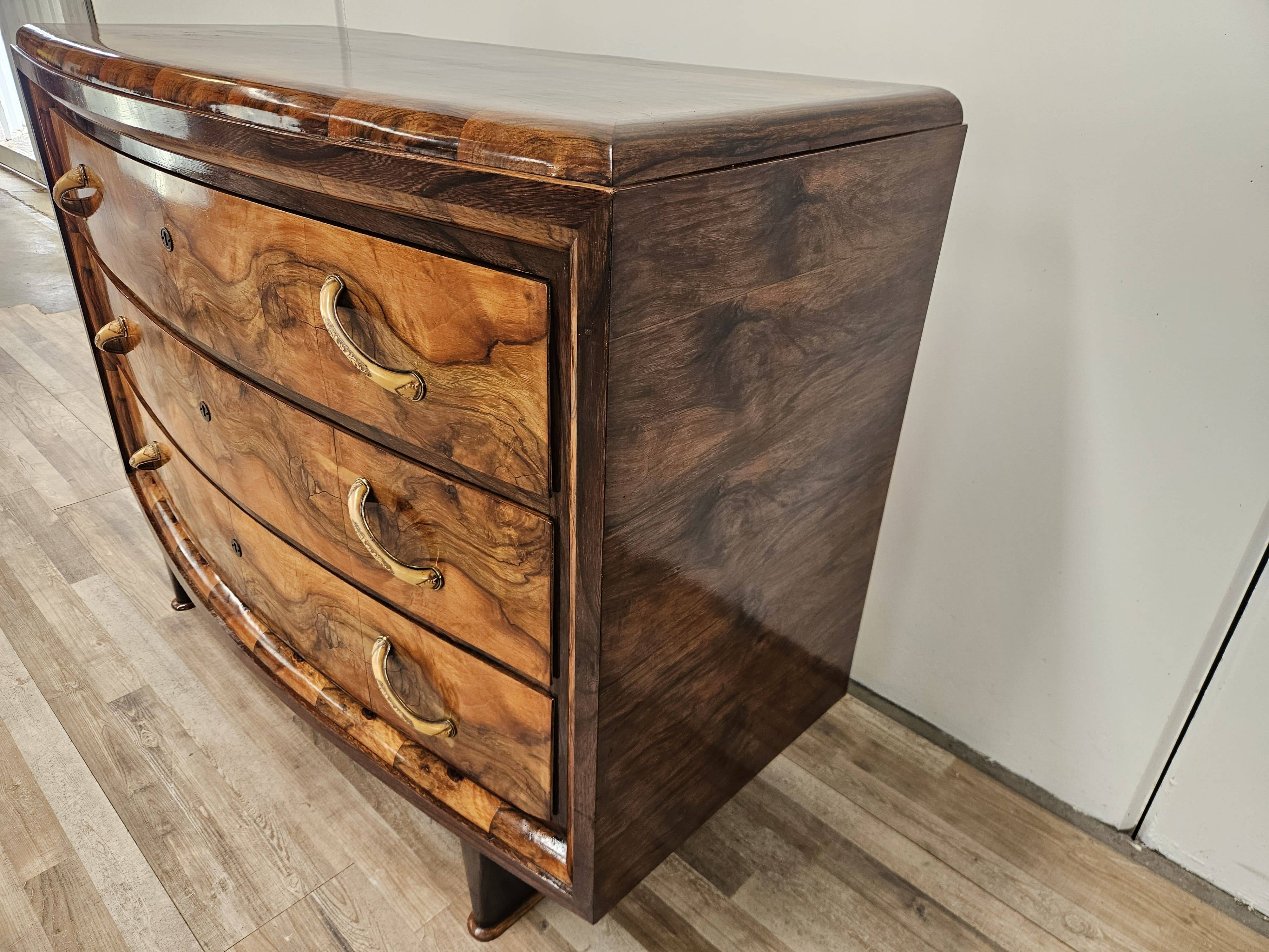Commode Art Déco toscane des années 1940 en noyer raciné.