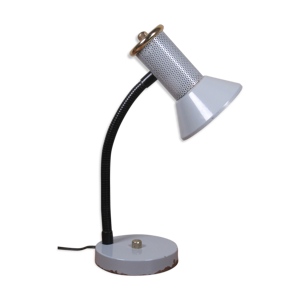 lampe de bureau grise en tôle perforée , design atelier des années 1950 à 1960
