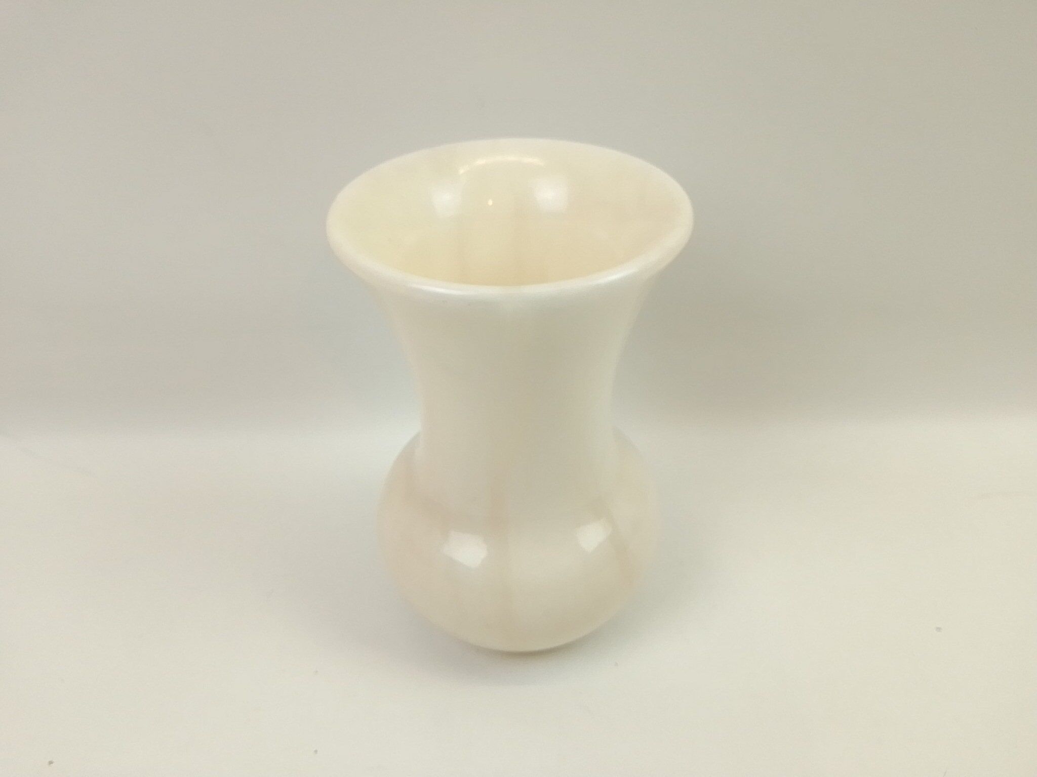 Alabaster-style vase ecru 18 cm