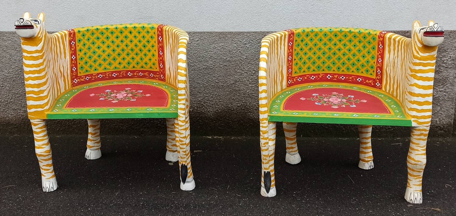 Paire de fauteuils en bois apparence "tigre"