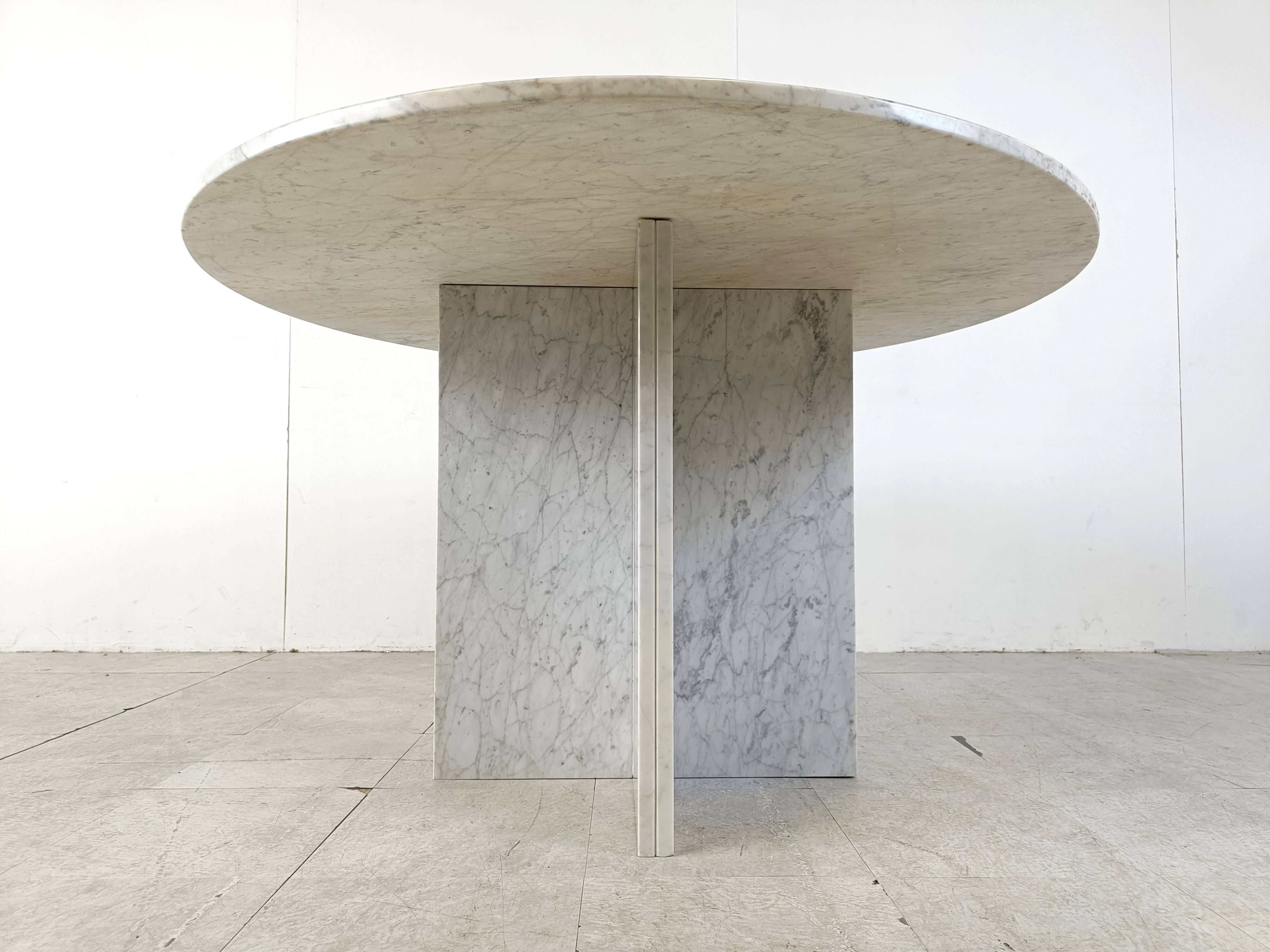 Vintage round White marble dining table 1970s