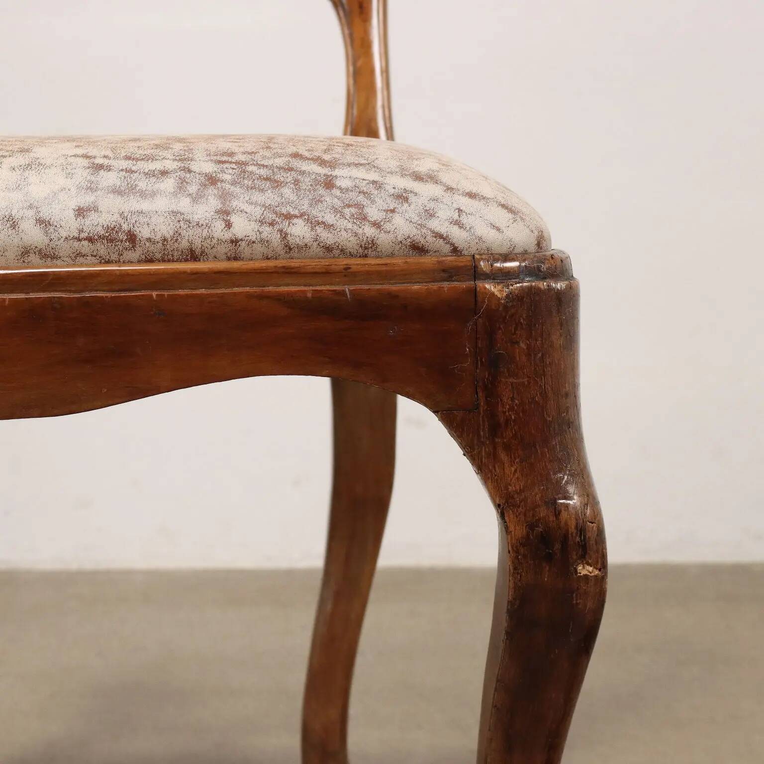 Group of 4 antique Baroque chairs in walnut, Italy, 18th century.