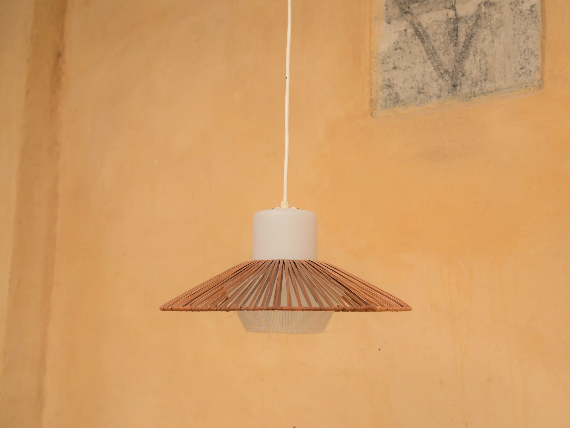 Suspension vintage en verre et en rotin