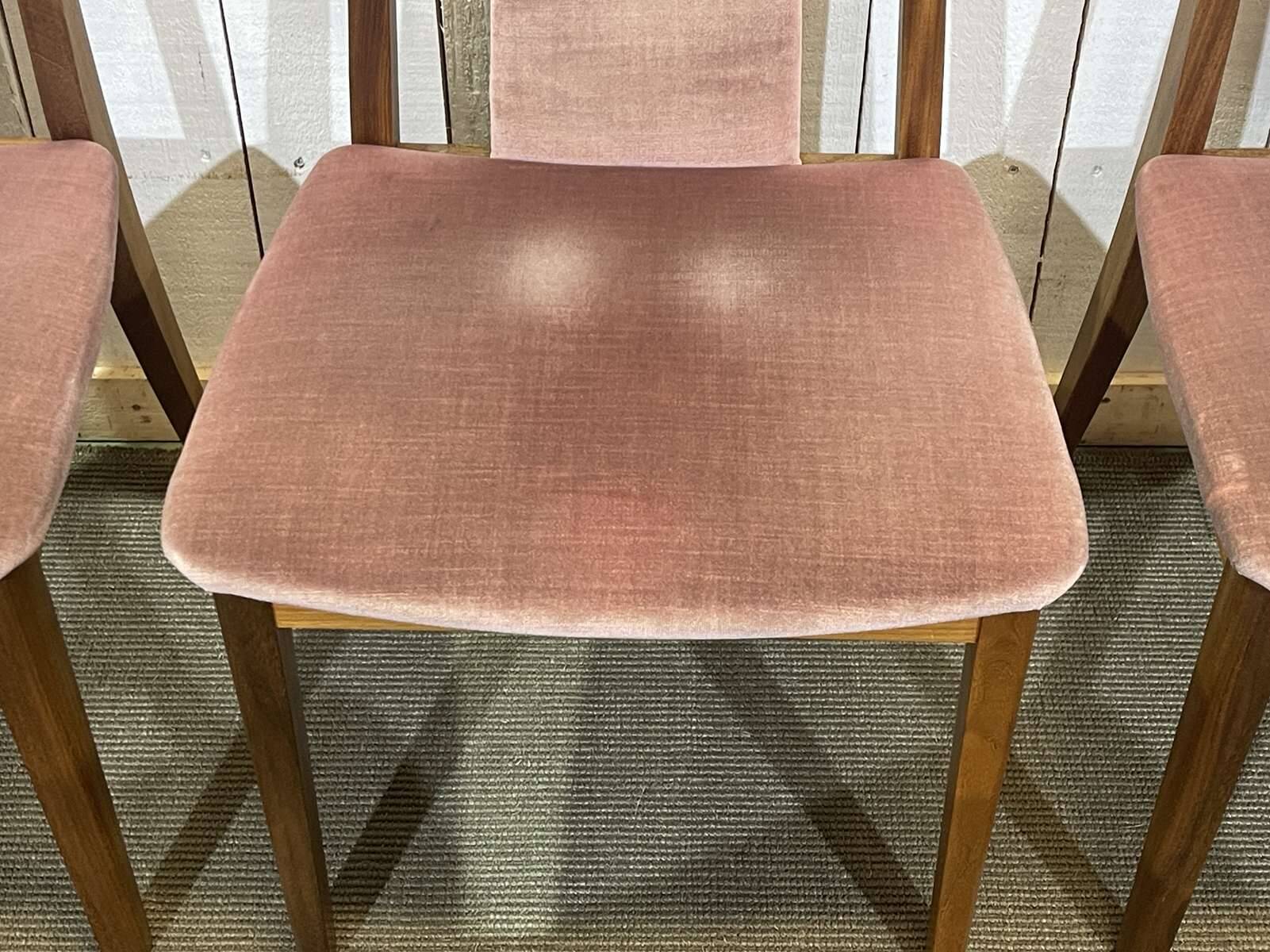 Suite de 4 chaises GPlan en teck des années 1980