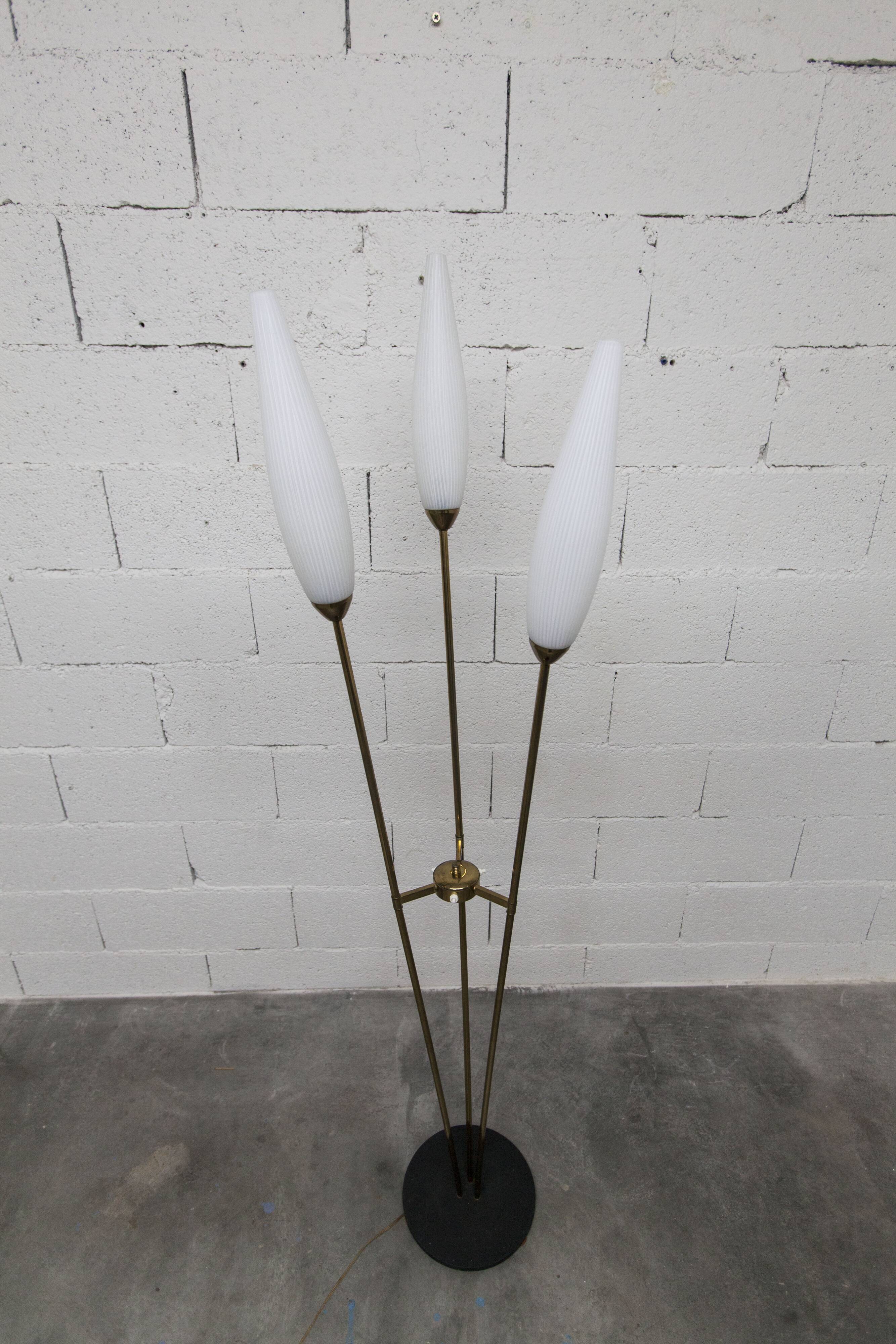 Lampadaire à 3 branches de 1960 laiton doré, fonte et opalines