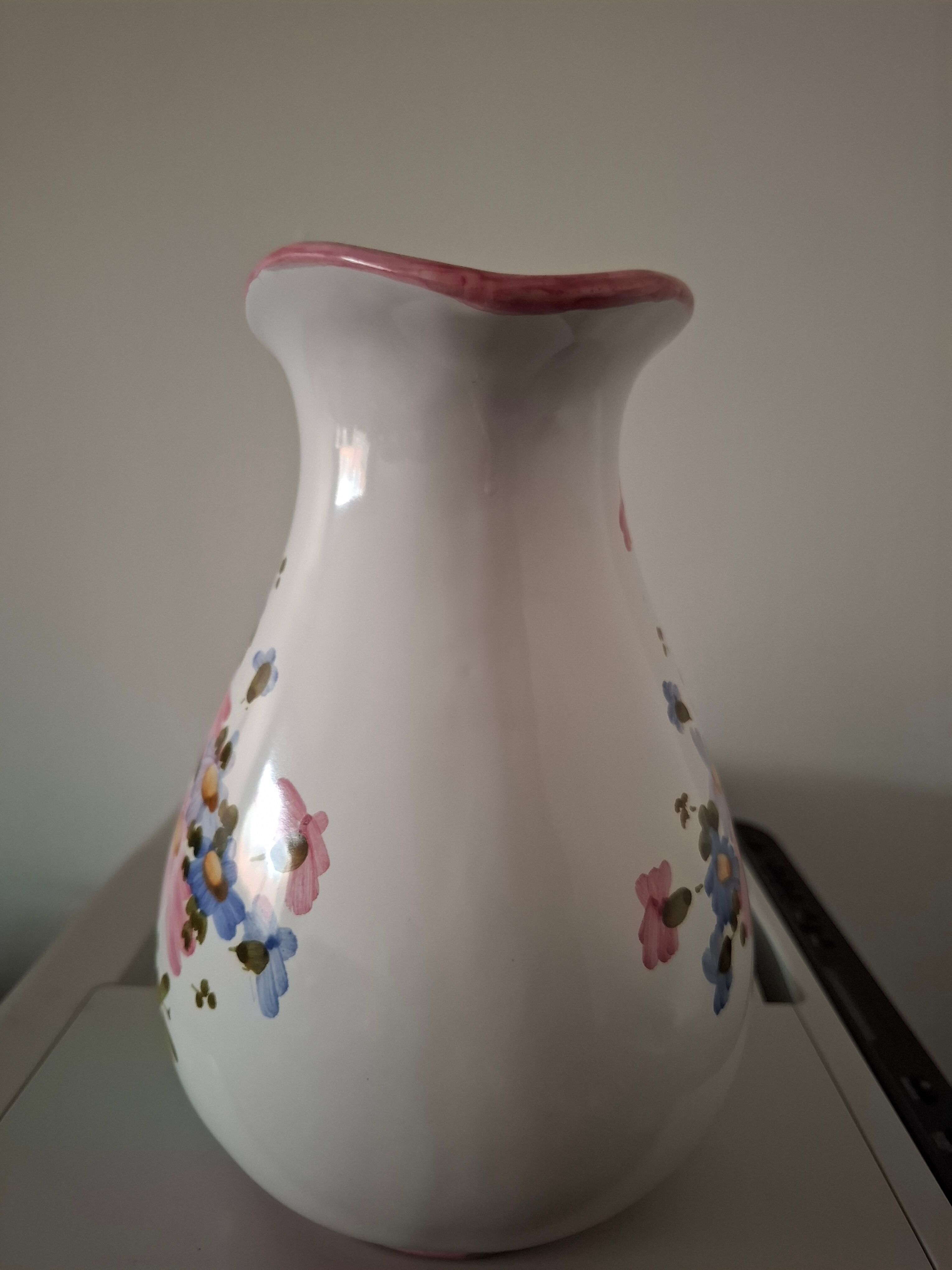 Jug or printed pitcher signed Hoyle
