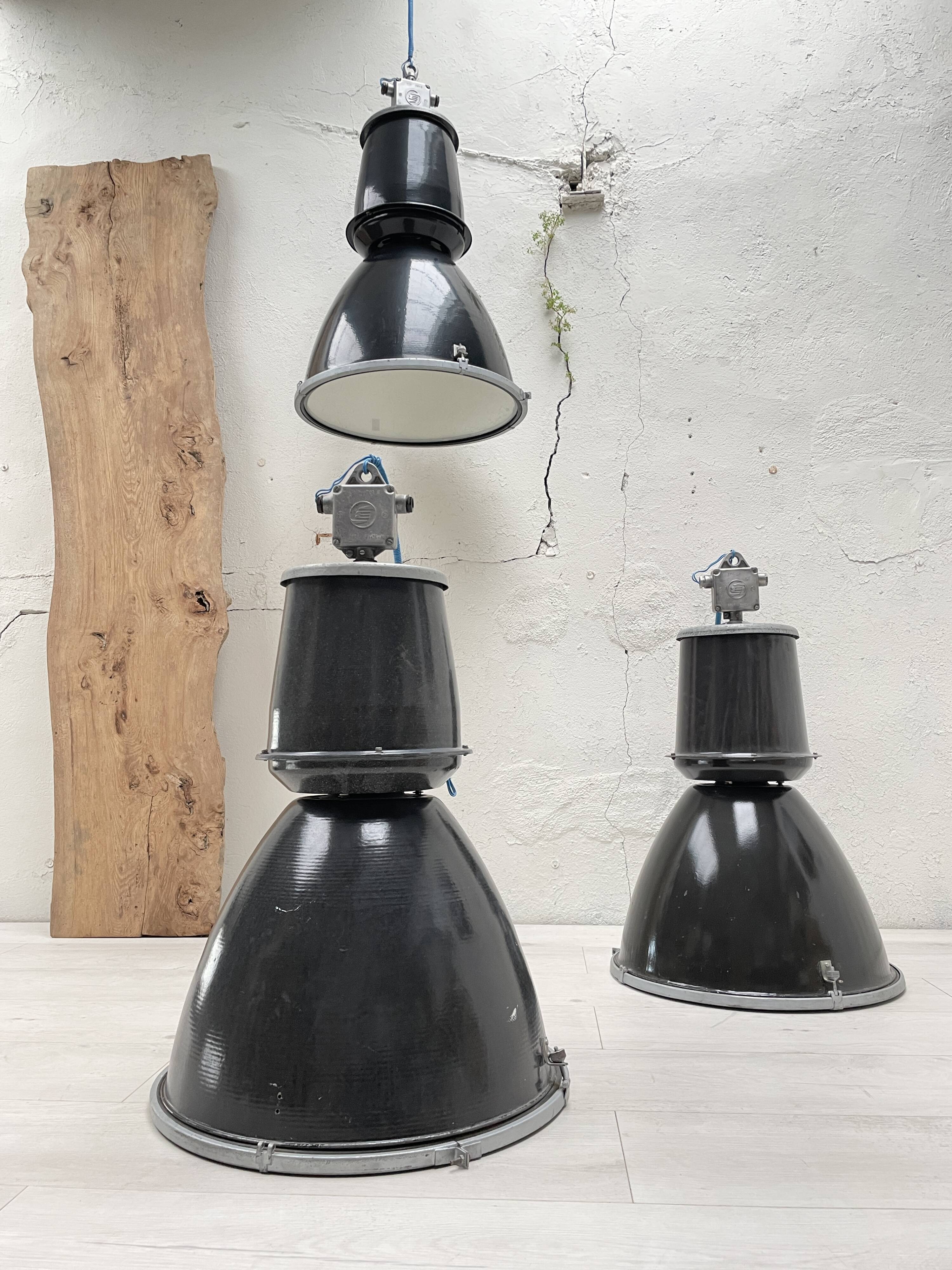 Suite de trois lampes industrielles.