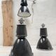 Suite de trois lampes industrielles.