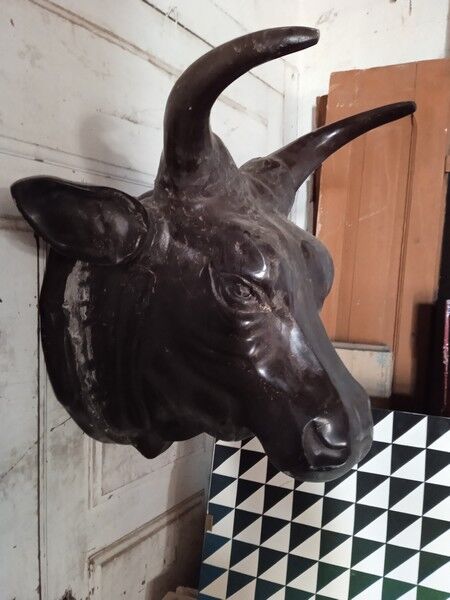 Food sign / cast iron bull mouth