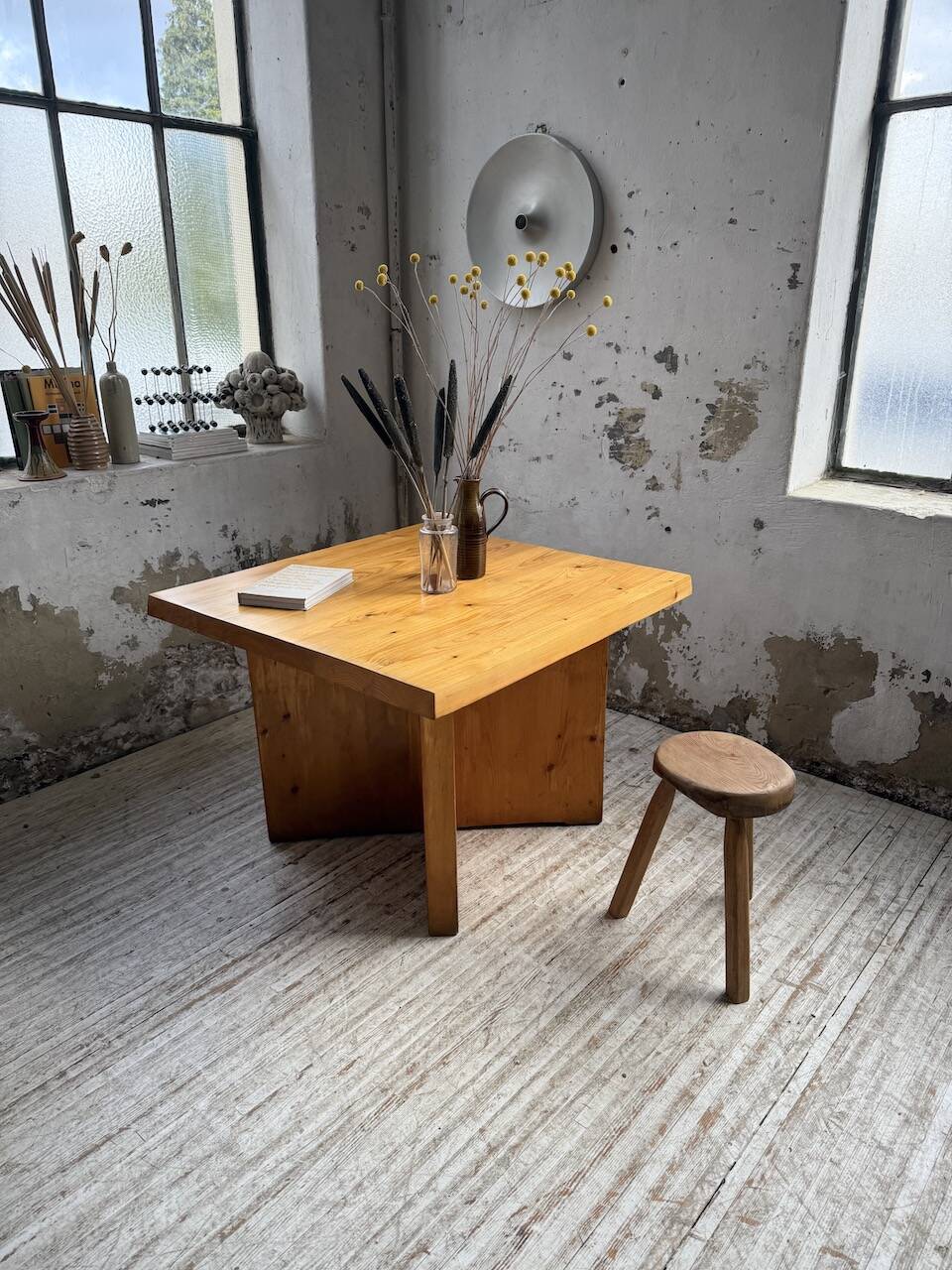 Table carrée moderniste en pin massif, années 50