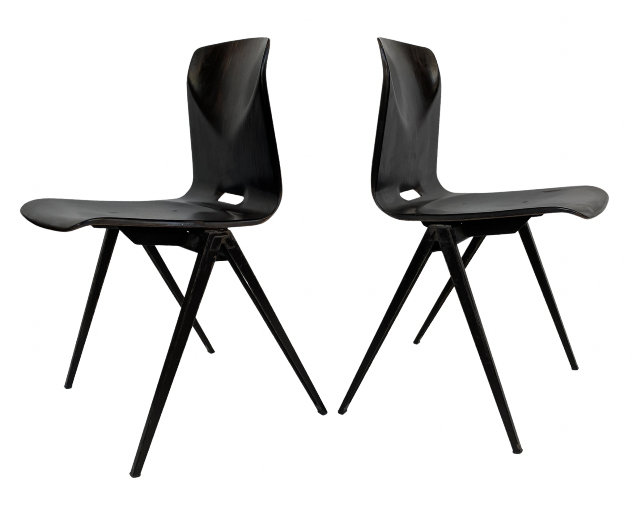 Ensemble de quatre chaises d’école empilables
