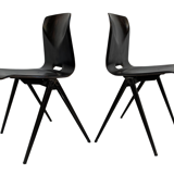 Ensemble de quatre chaises d’école empilables