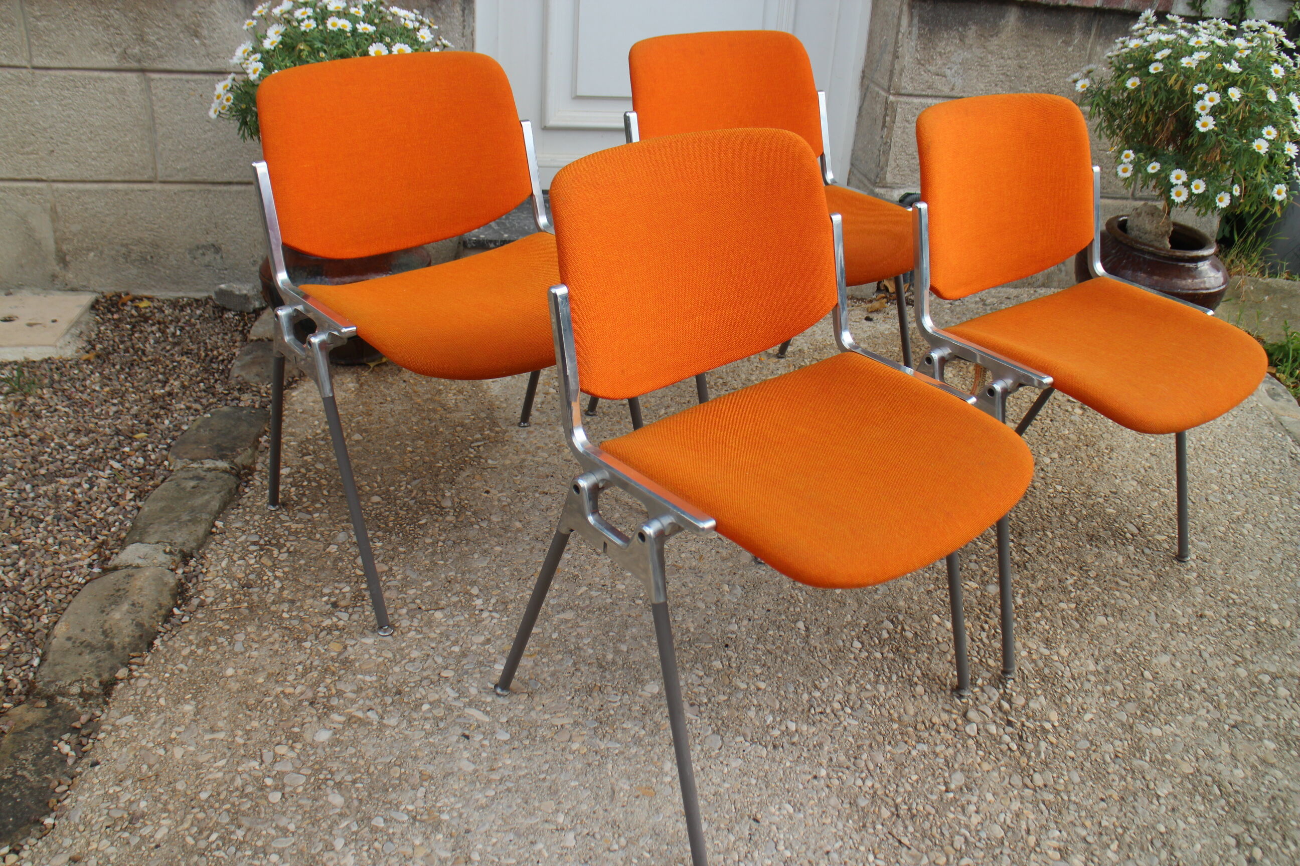 4 chaises DSC 106 Giancarlo Piretti Castelli