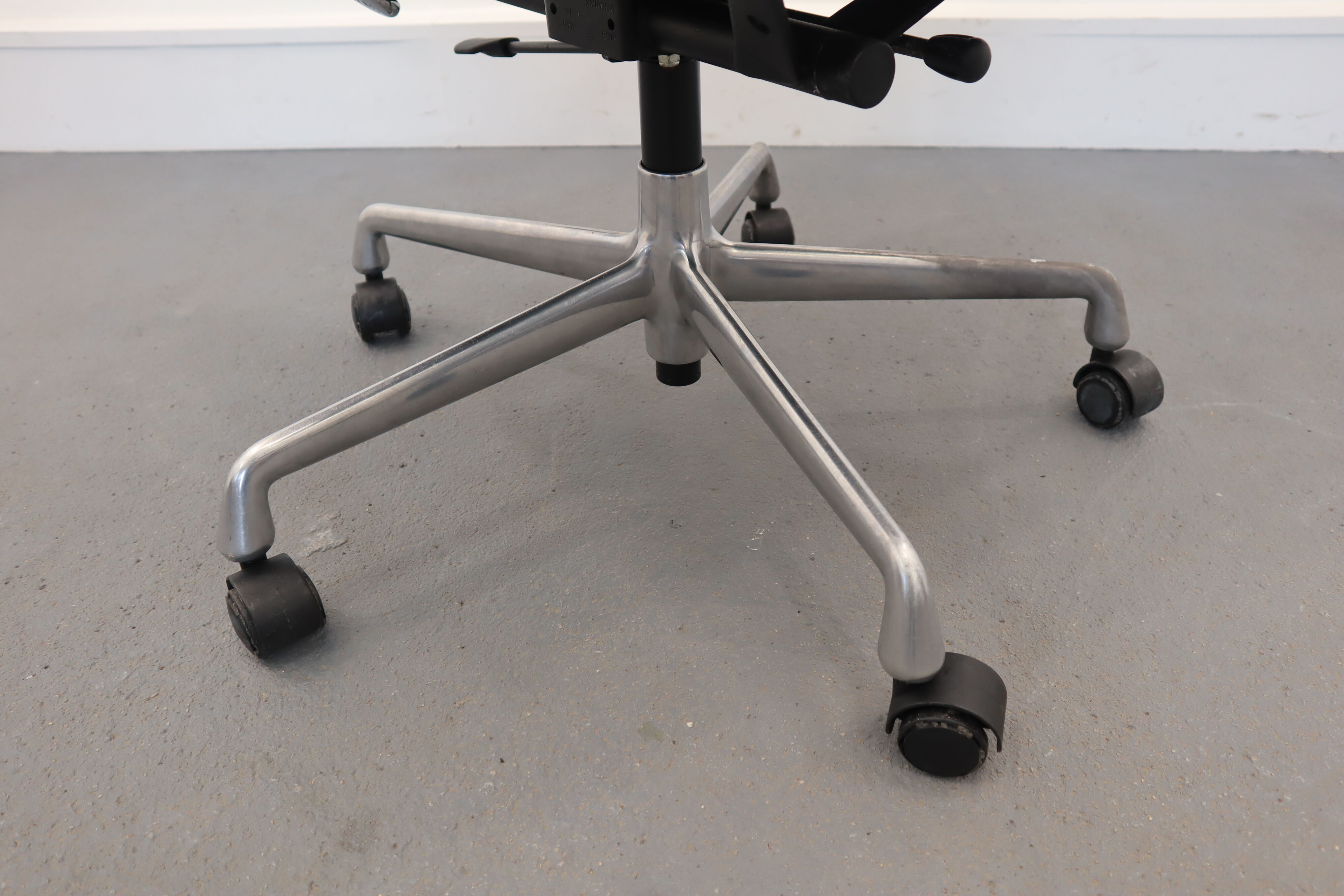 EA 219 swivel armchair by Charles & Ray Eames for Vitra, 1978