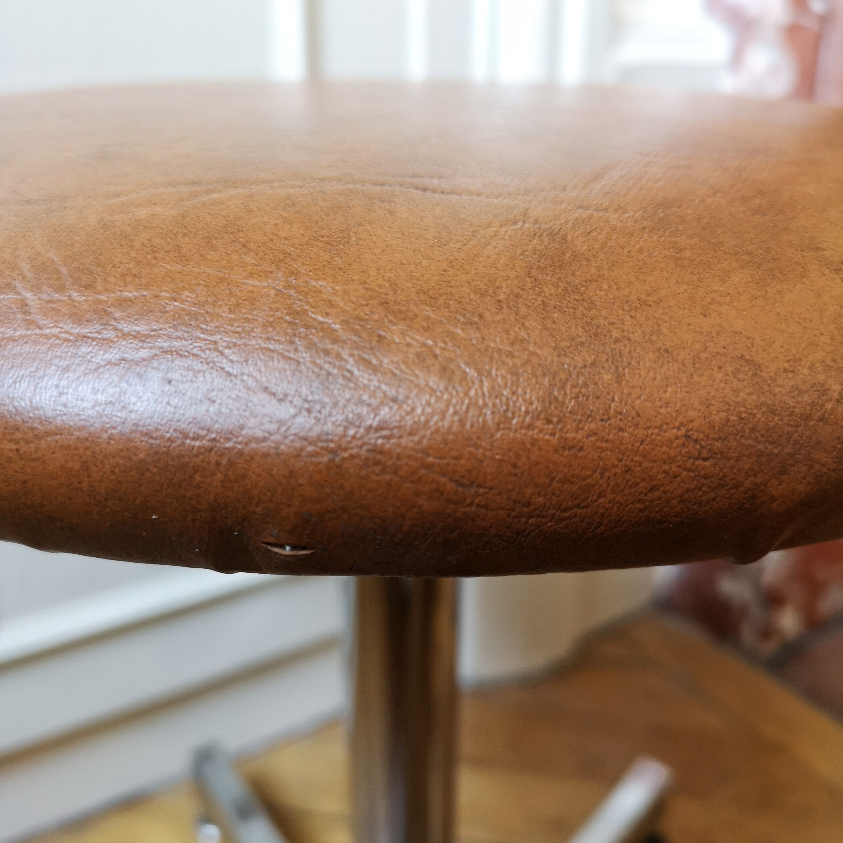 Tabouret d'usine cuir vintage industriel, designer kor
