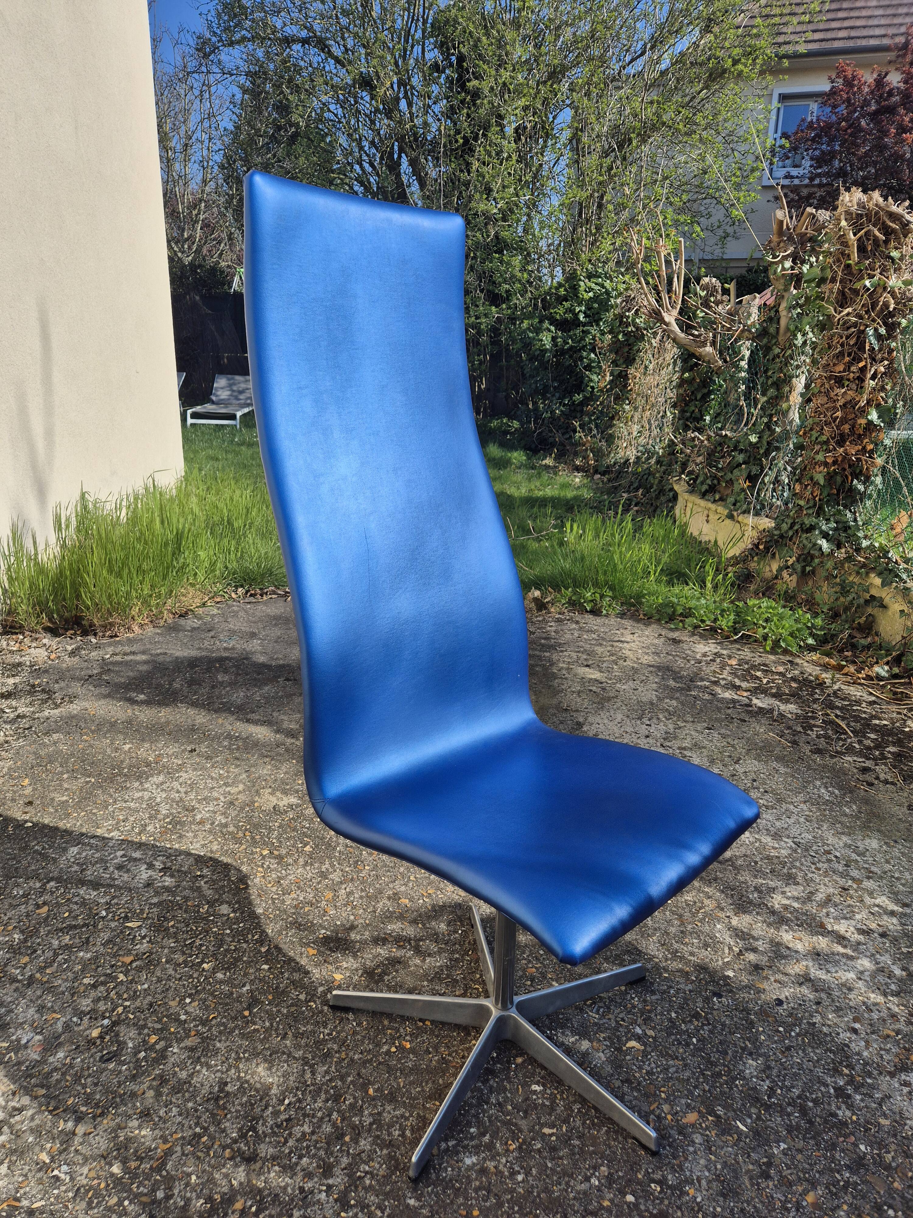 Arne Jacobsen – Oxford Chair model 316 – published by Fritz Hansen