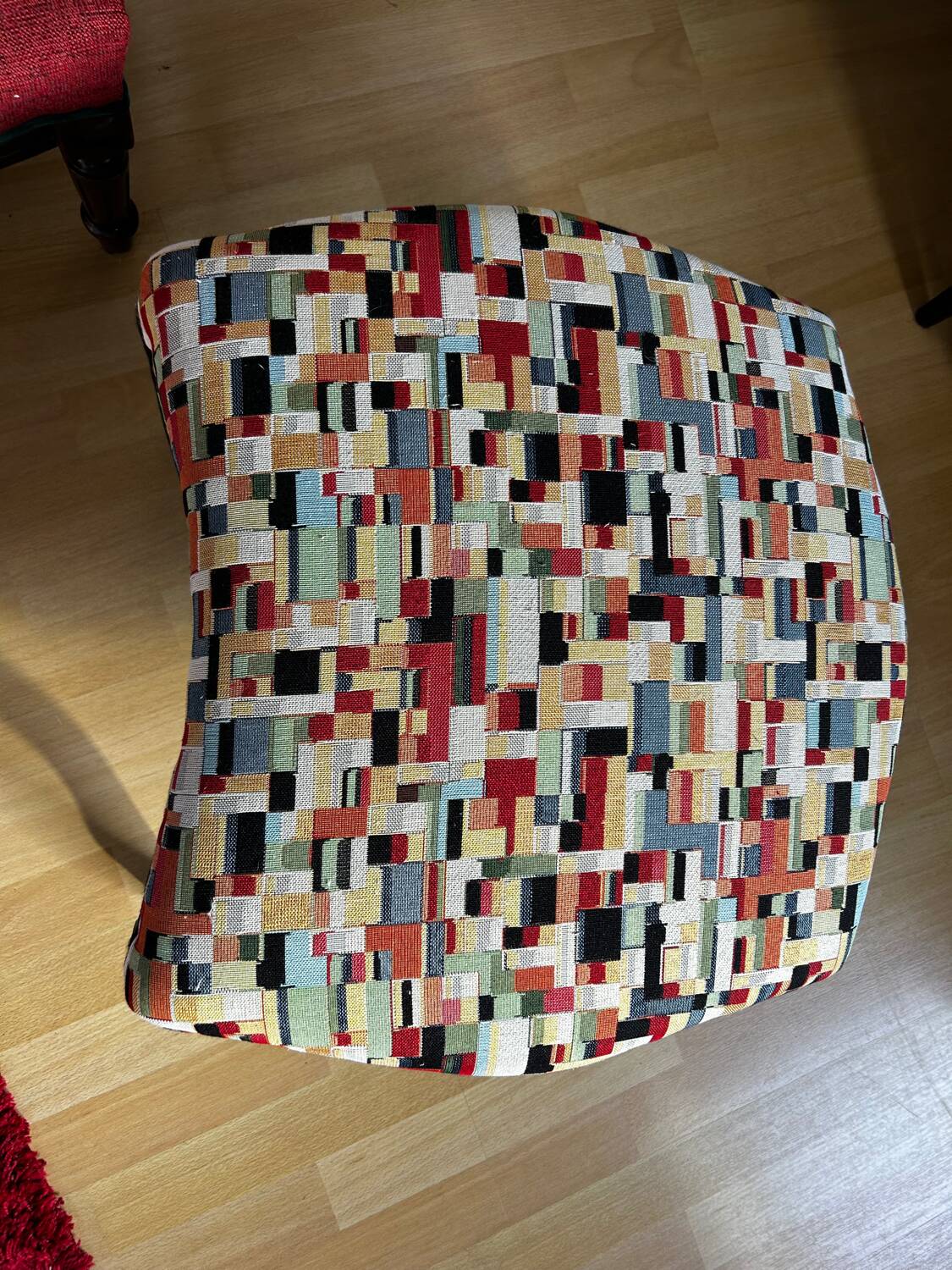 Fauteuil anglais rouge et son repose pied