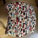 Fauteuil anglais rouge et son repose pied