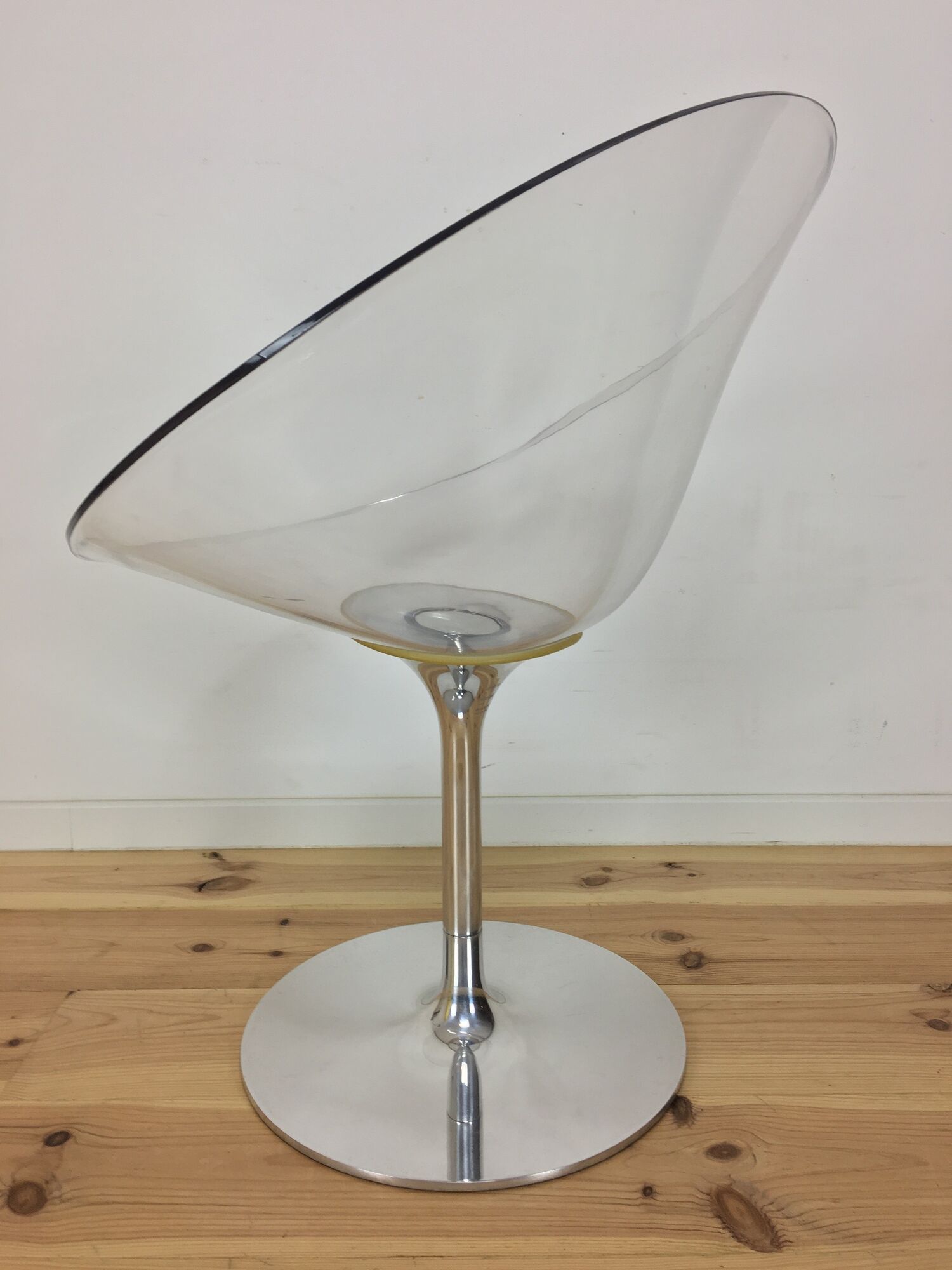Eros foot armchair tulip Plexiglas and aluminum, by Philippe Starck
