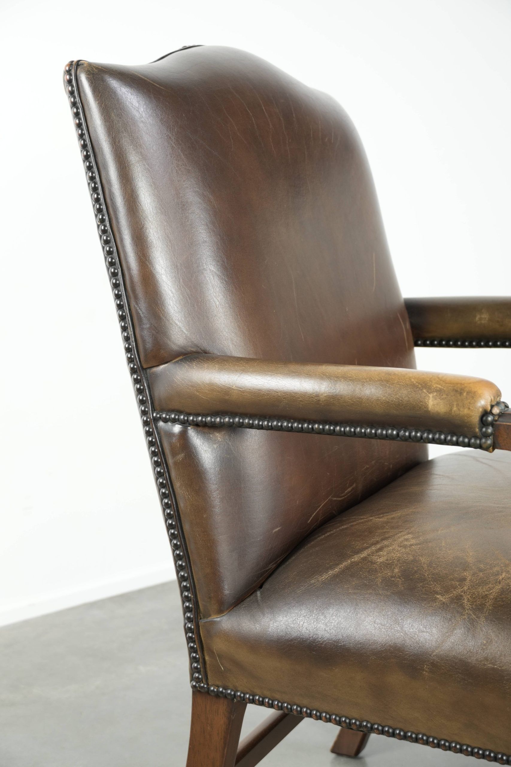 Chaise Gainsborough en cuir de vachette en bois avec une apparence époustouflante.