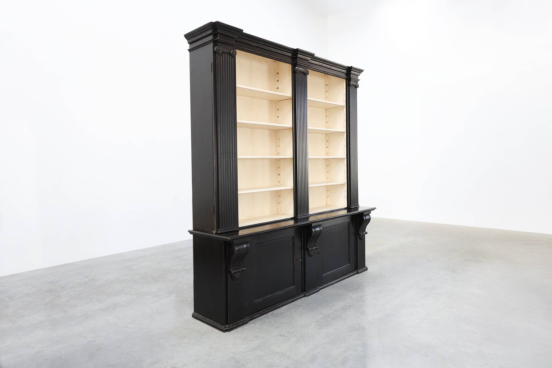 Bibliothèque haute noire du 20e siècle en MDF, Royaume-Uni