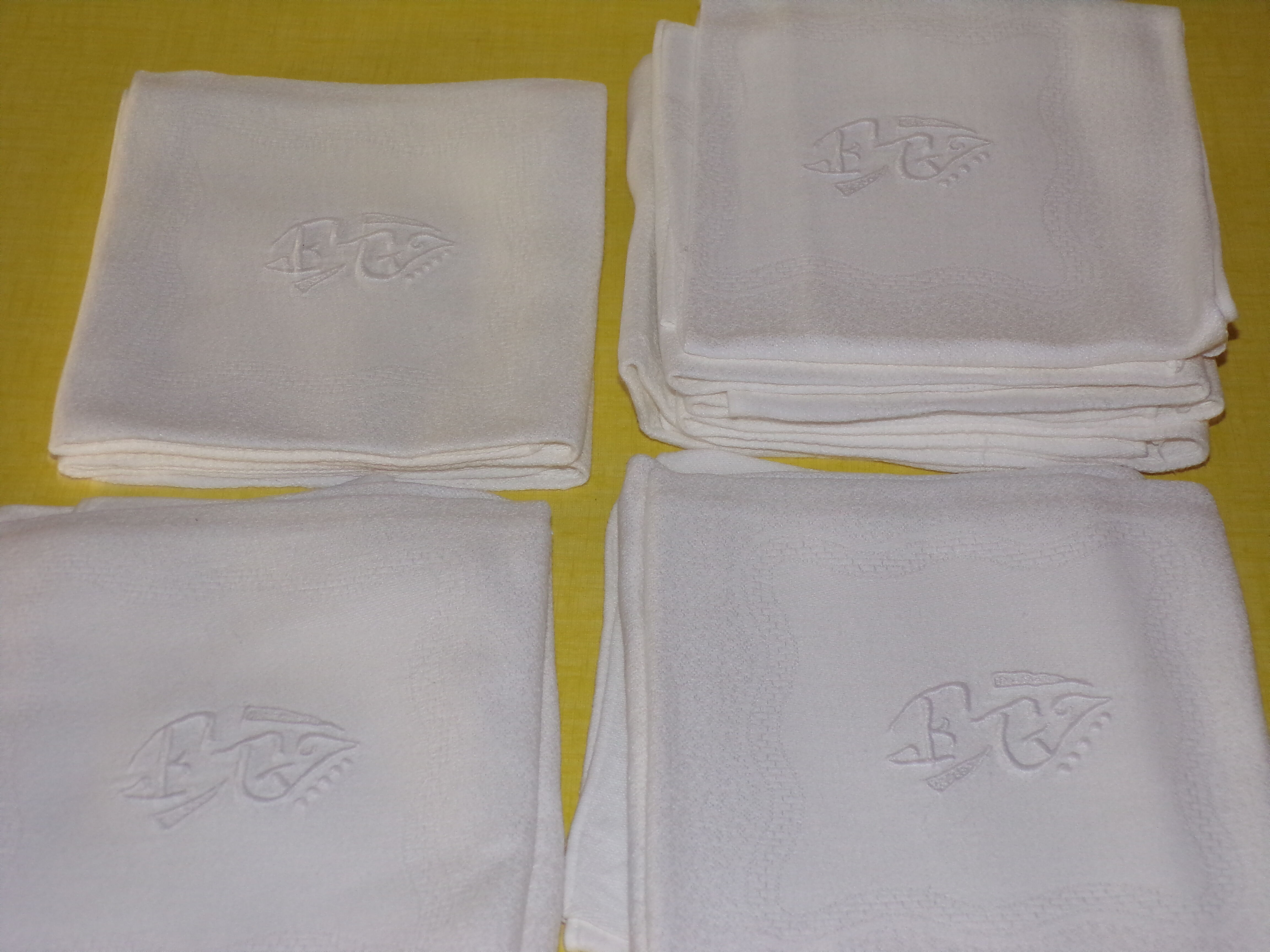 Lot of 11 towel monograms "FW"