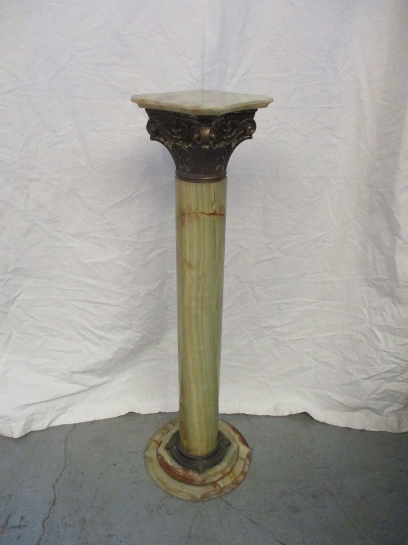 Sellette alabaster column and gold metal