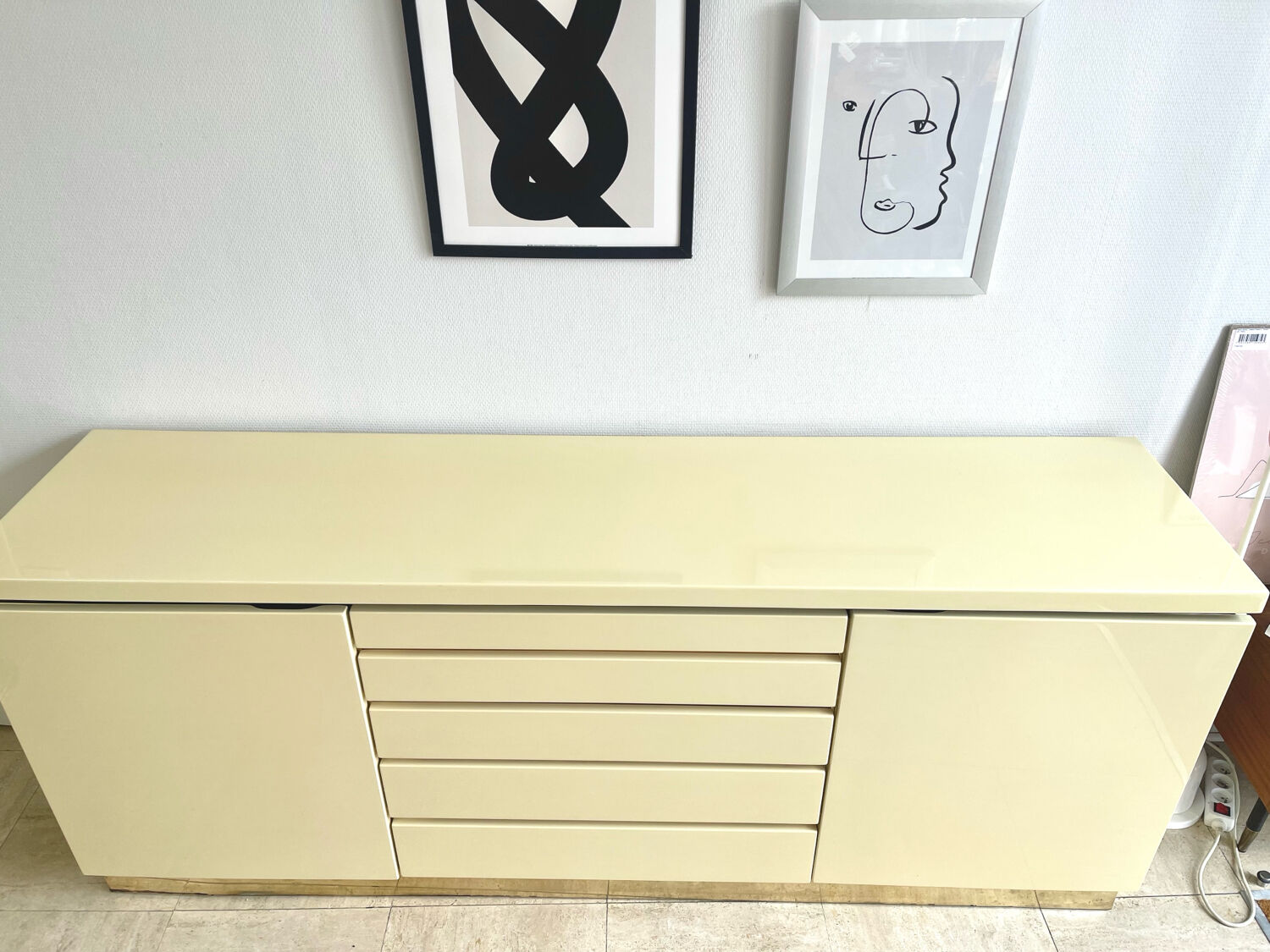 Buffet Jean-Claude Mahey in beige lacquer and brass – circa 1970