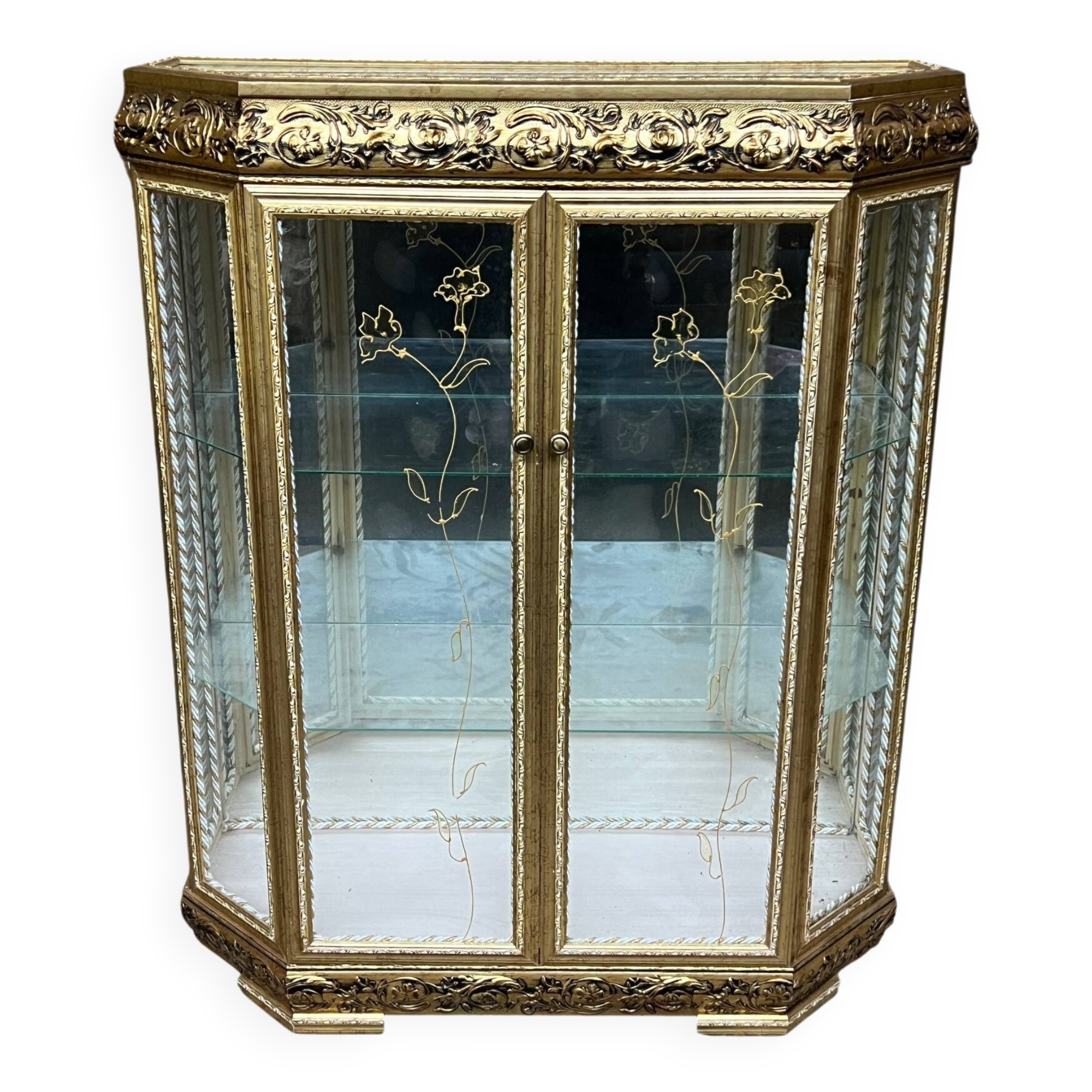 Vitrine dorée. Bois, dorure, verre, miroir.