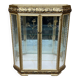 Vitrine dorée. Bois, dorure, verre, miroir.