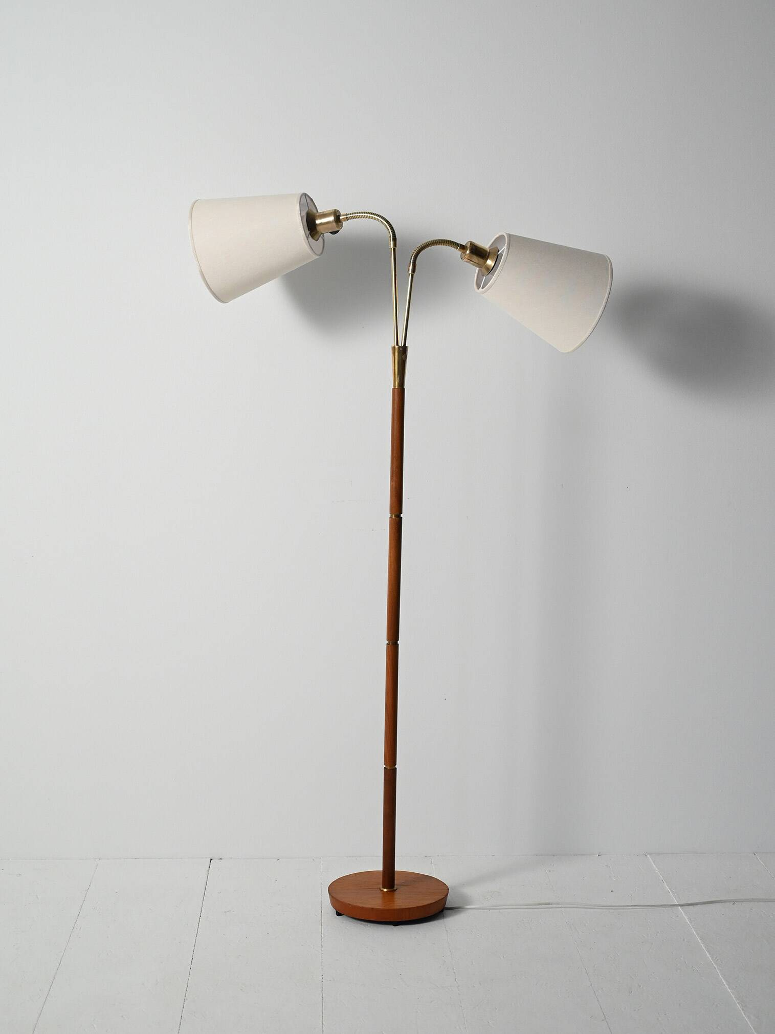 Lampadaire scandinave en chêne et laiton, années 50