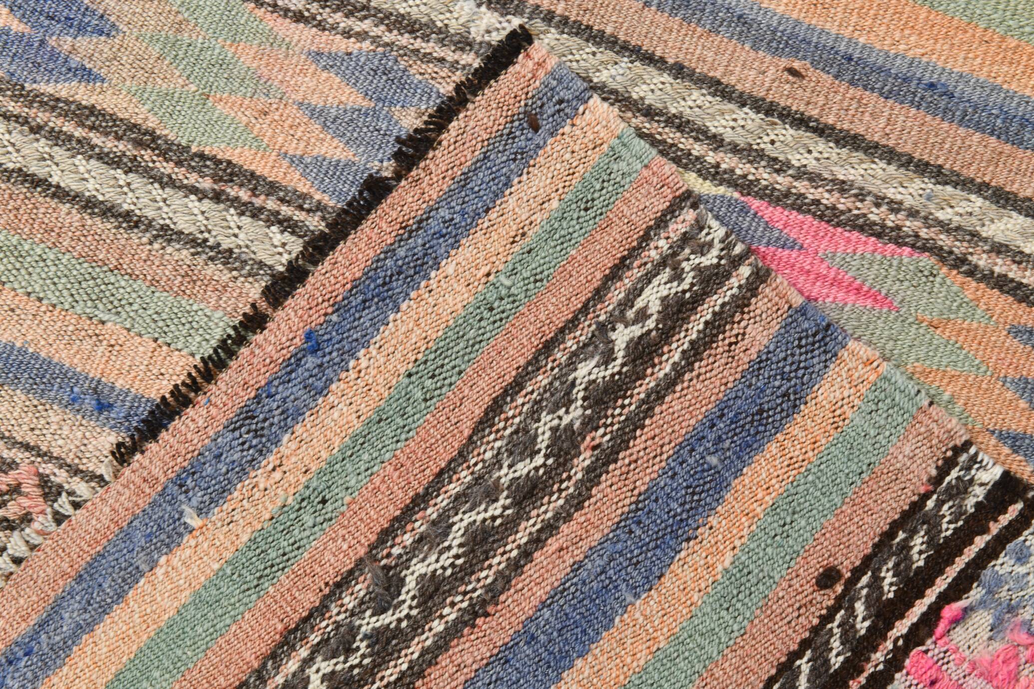 Tapis Kilim Vintage Rayé Pastel, Tons Doux, Motifs Ethniques, 174x256 Cm