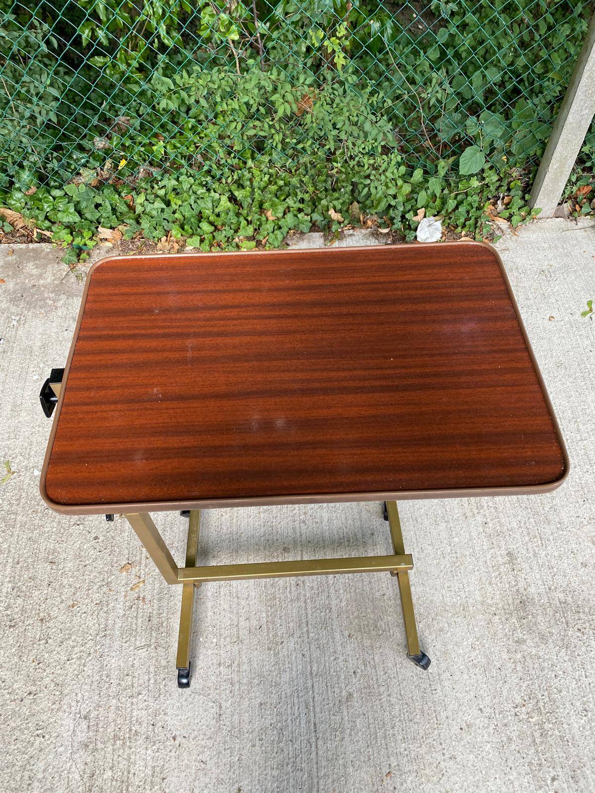Foldable and adjustable serving trolley in wood and gold-plated steel