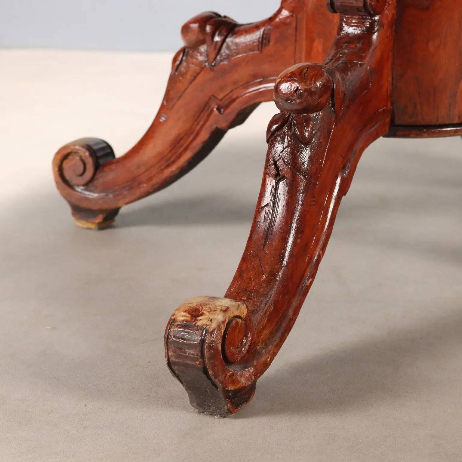 Antique extendable table in oak and poplar, Italy, 19th century.