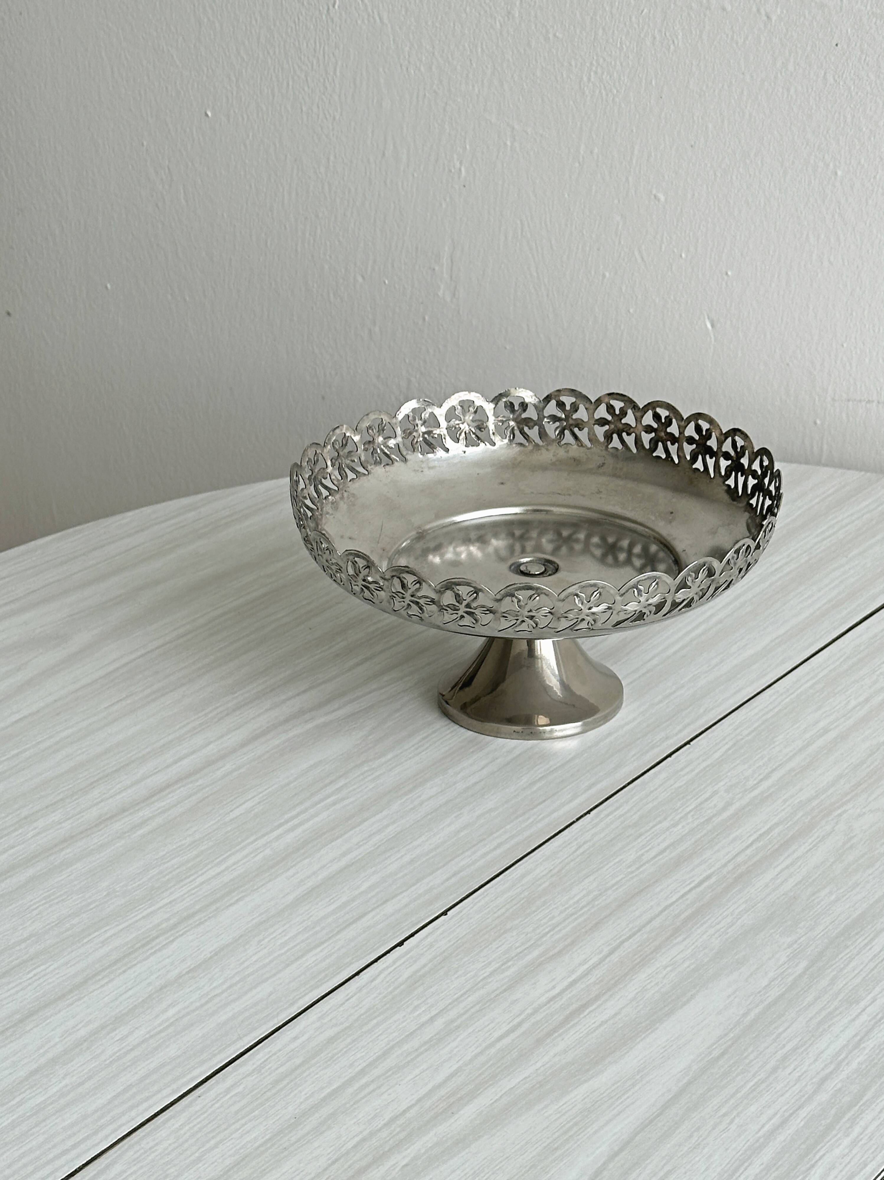 Coupe sur pied en métal