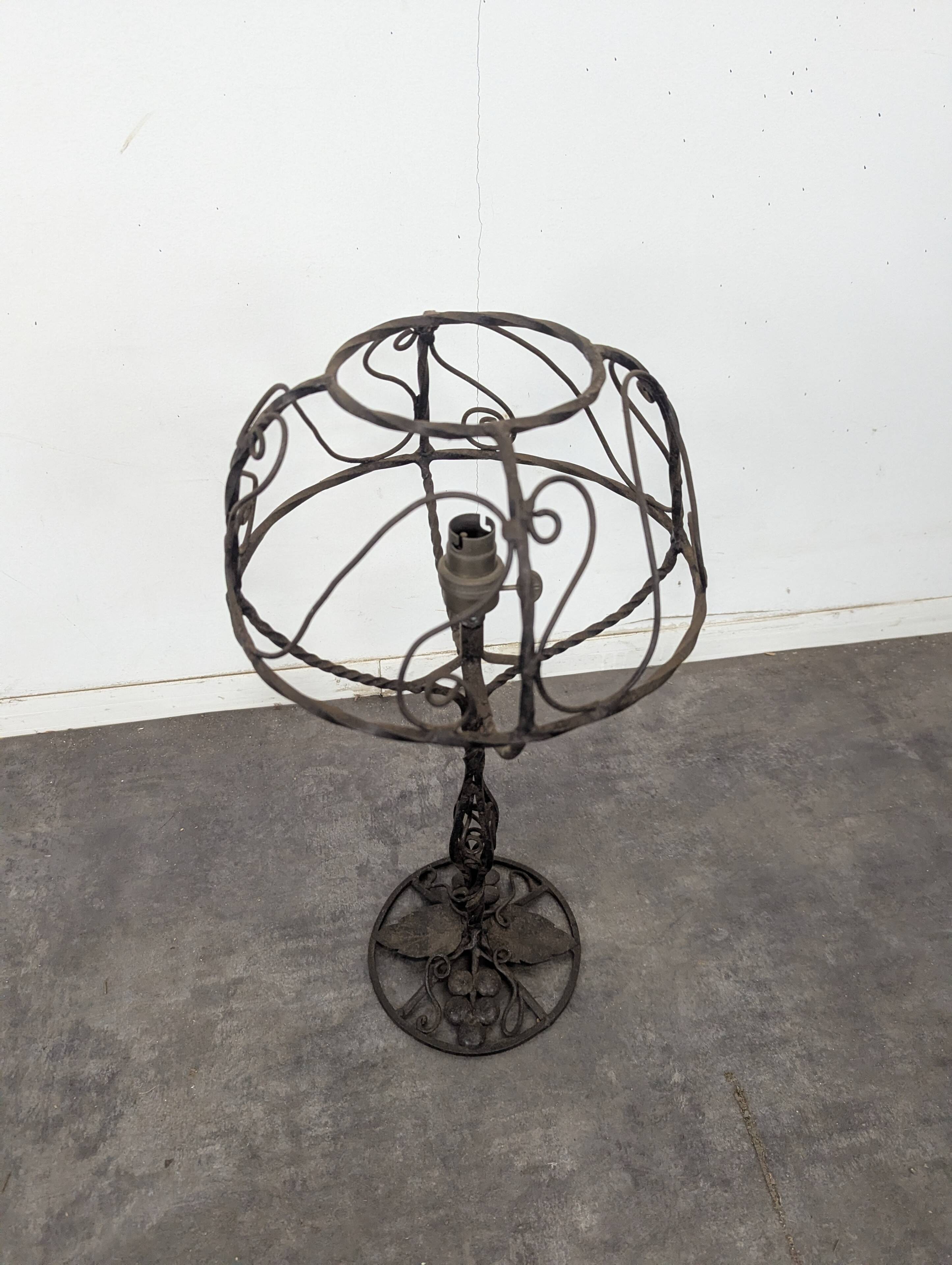 Lampe de table en fer forgé à abat-jour sphérique