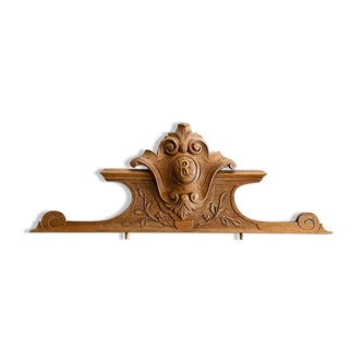 Monogrammed architectural element RE