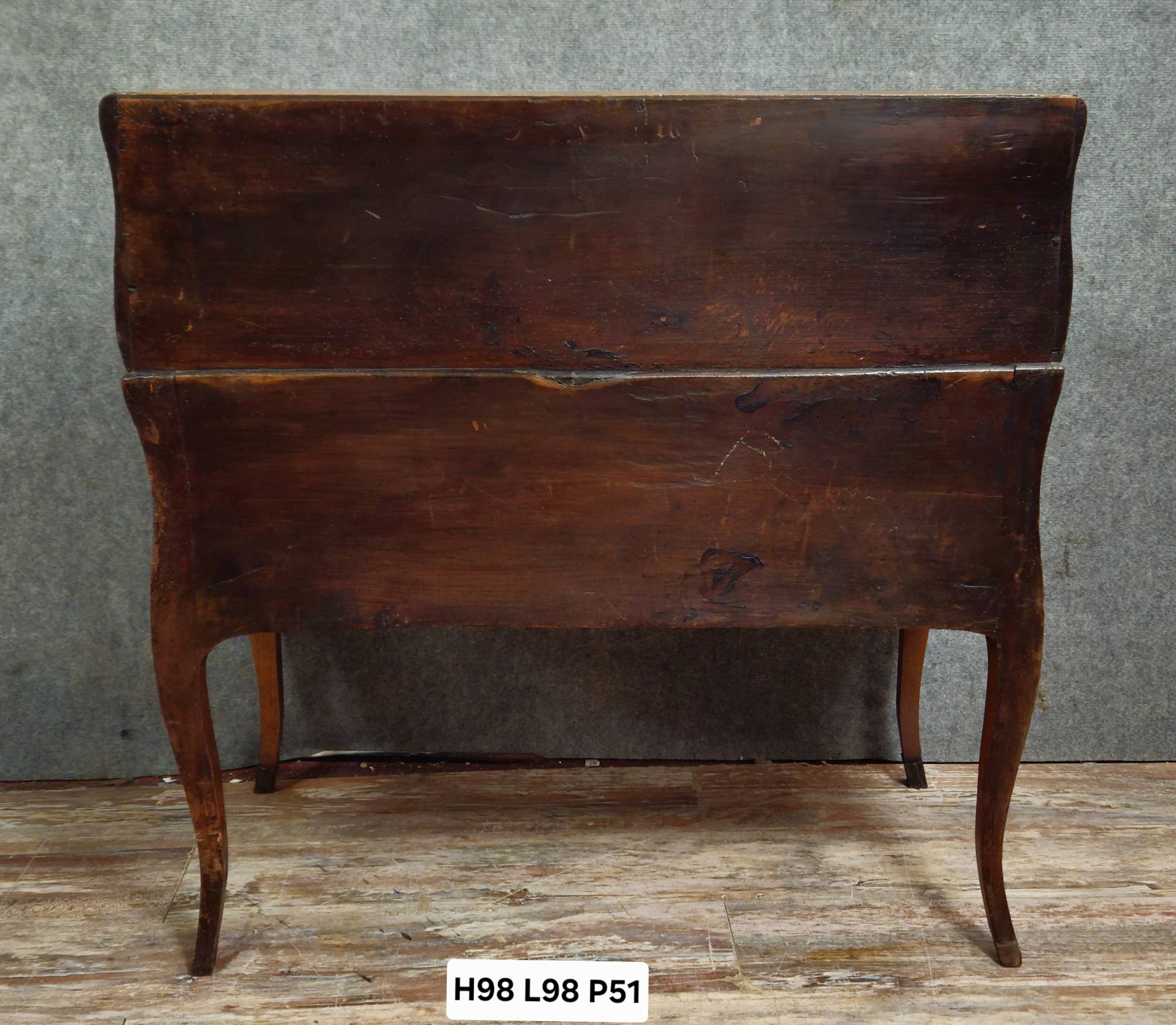 Bureau de pente - commode-scriban galbé en noyer et marquéterie – ép. LXV