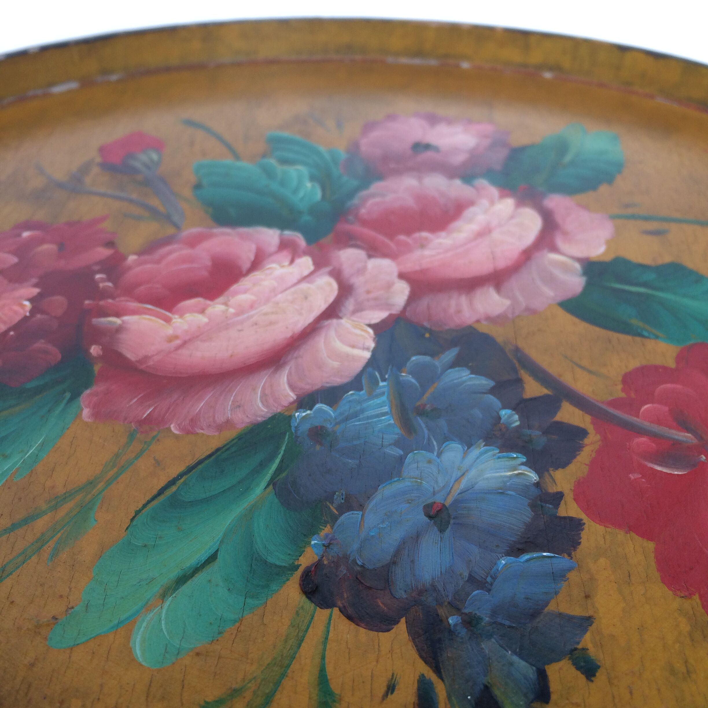 Round tray old flowers