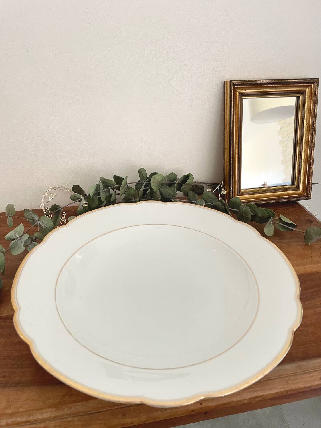 Hollow gold and white serving dish
