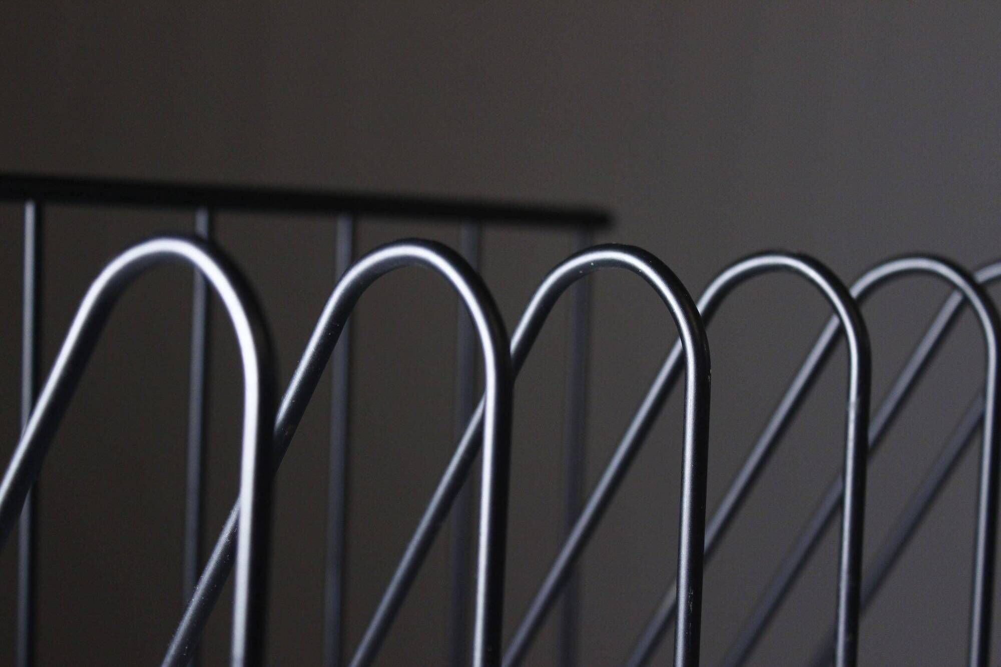 Vintage magazine rack "Z" design François Arnal 1970s