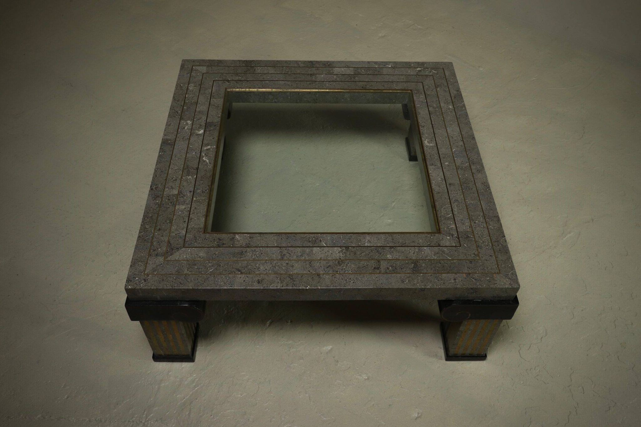 Grande table basse en pierre tessellée et en laiton Maitland-Smith des années 1980.