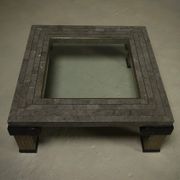 Grande table basse en pierre tessellée et en laiton Maitland-Smith des années 1980.