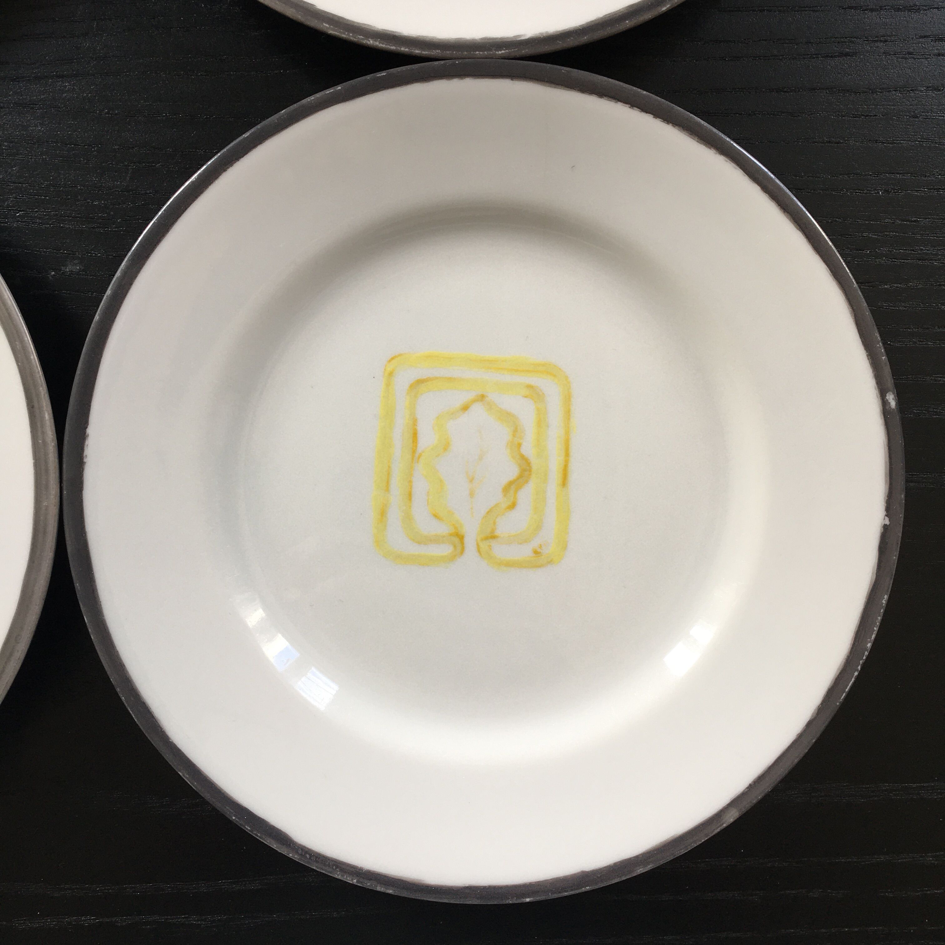 Set of 4 plates with oak leaf decoration