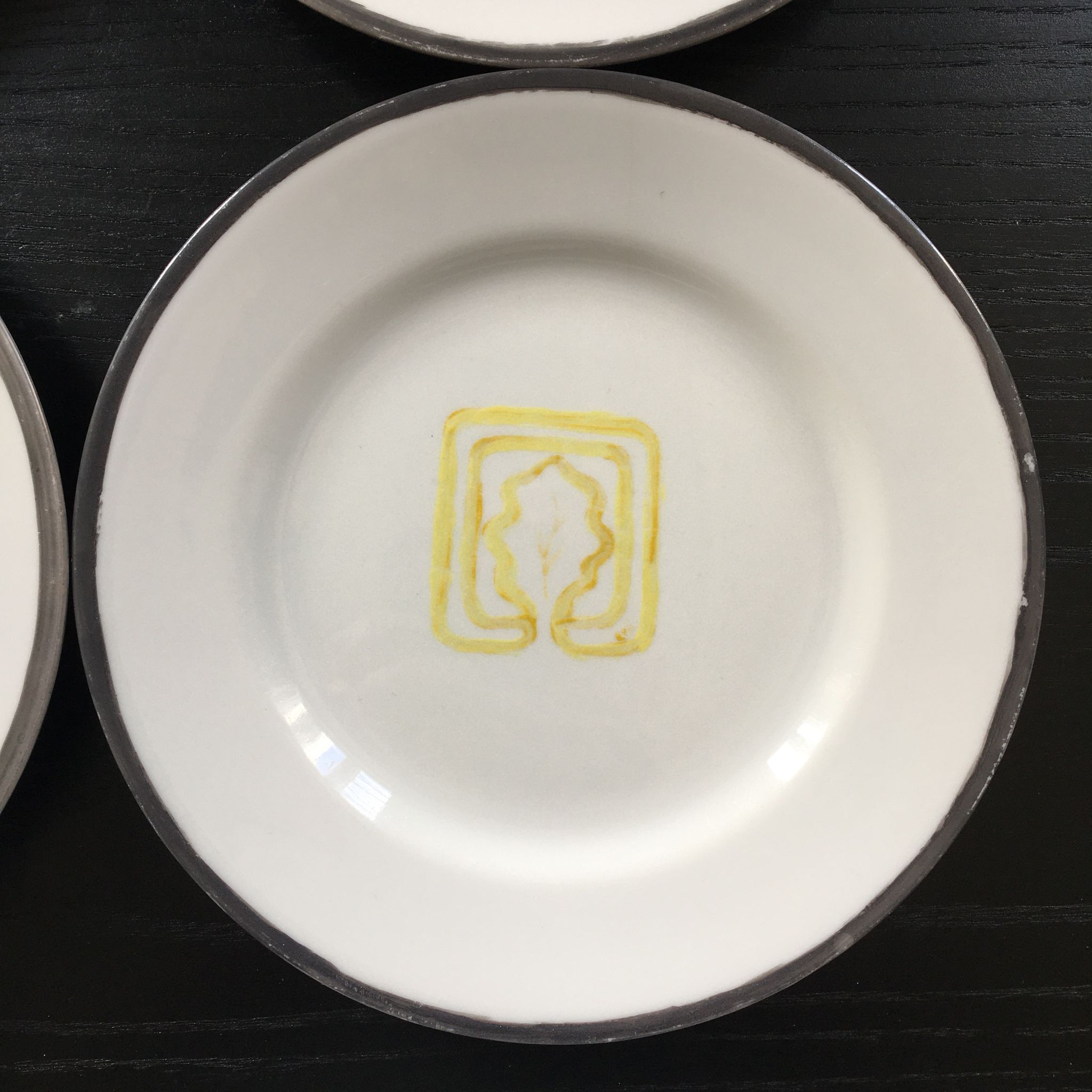 Set of 4 plates with oak leaf decoration
