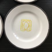 Set of 4 plates with oak leaf decoration