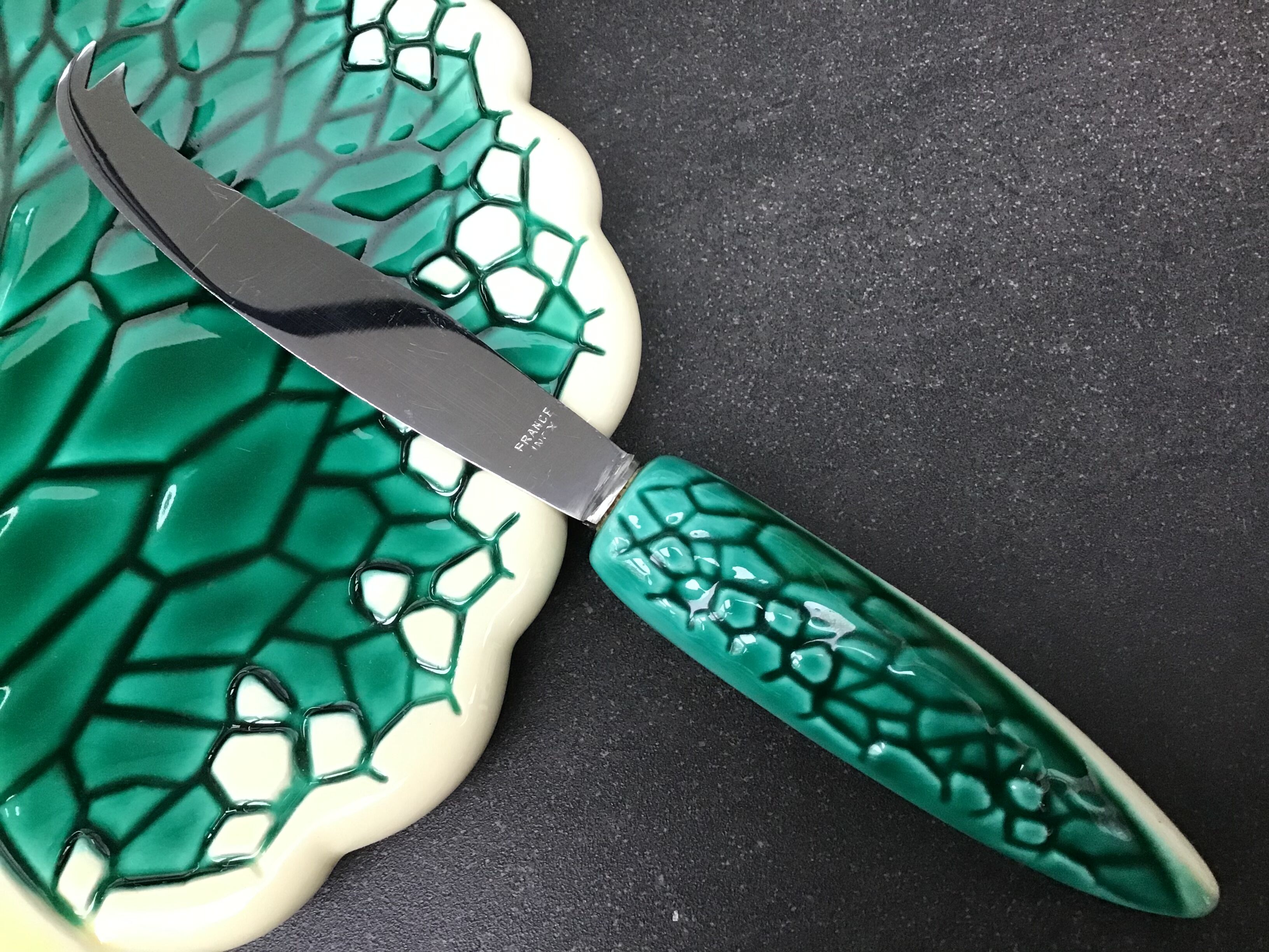 Verceram cheese platter and knife, leaf decoration