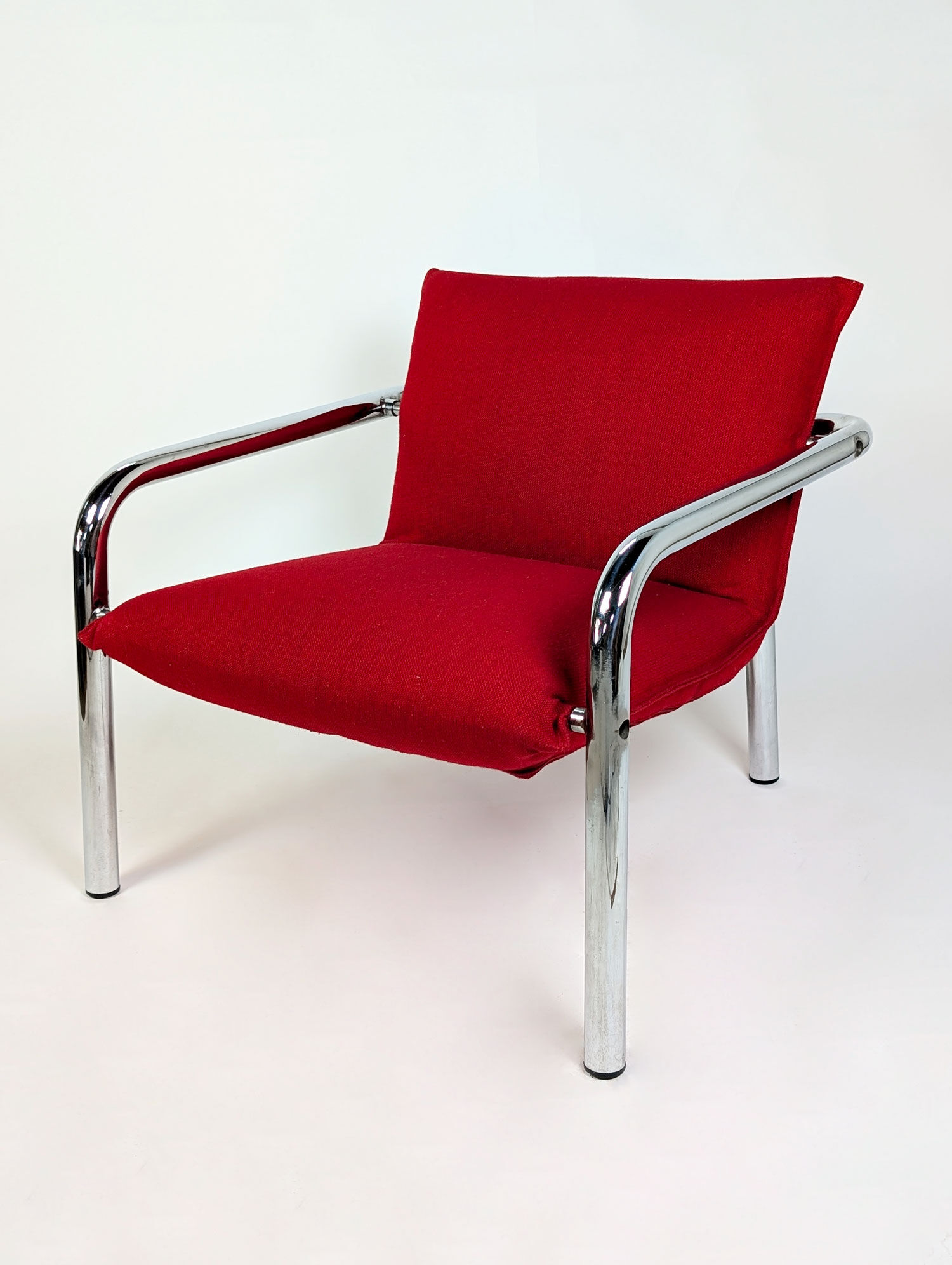 Pair of Italian armchairs in chromed metal and red fabric, 1970
